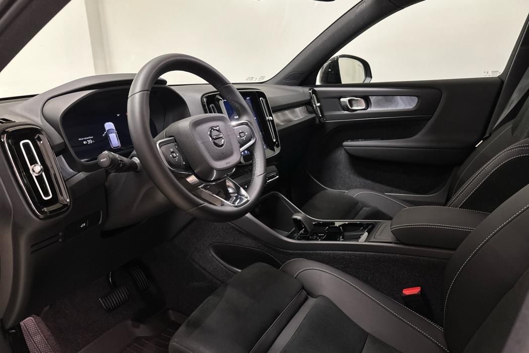 VOLVO EX40 2025