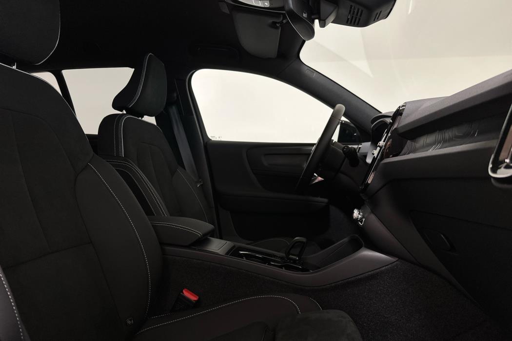 VOLVO EX40 2025