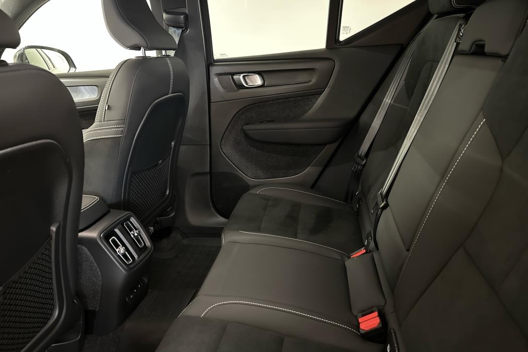 VOLVO EX40 2025