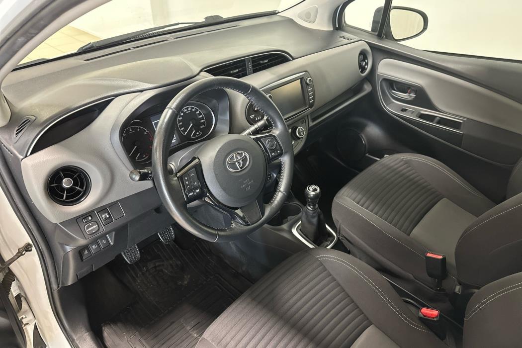 TOYOTA Yaris 2017