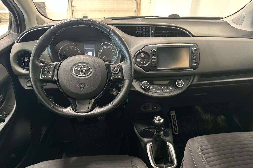 TOYOTA Yaris 2017