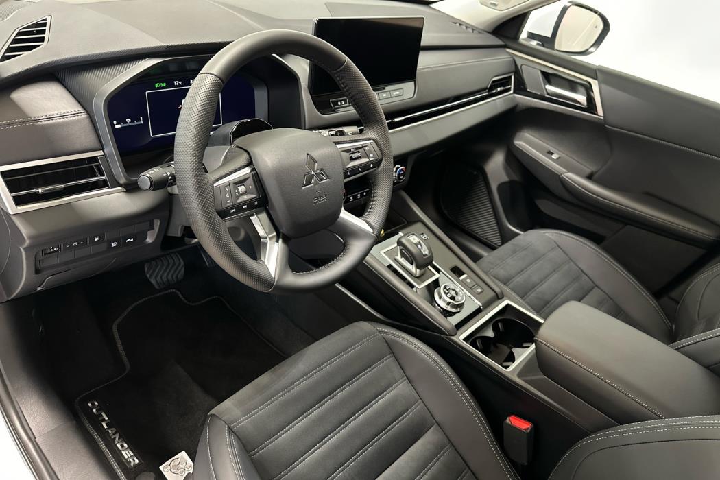 MITSUBISHI Outlander 2025