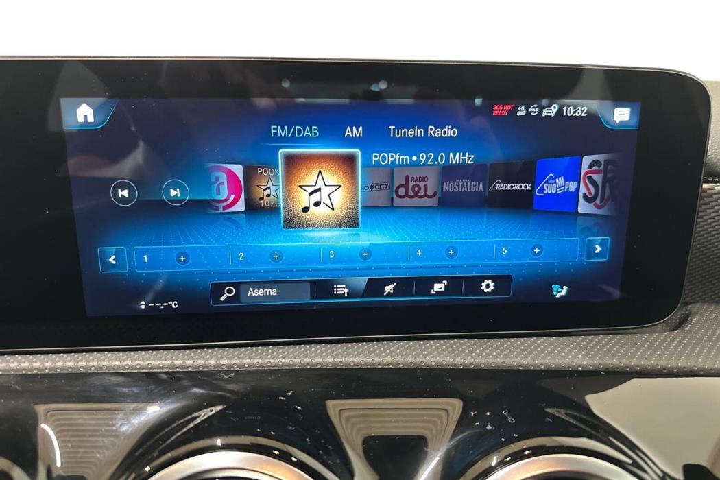 MERCEDES-BENZ A 2022