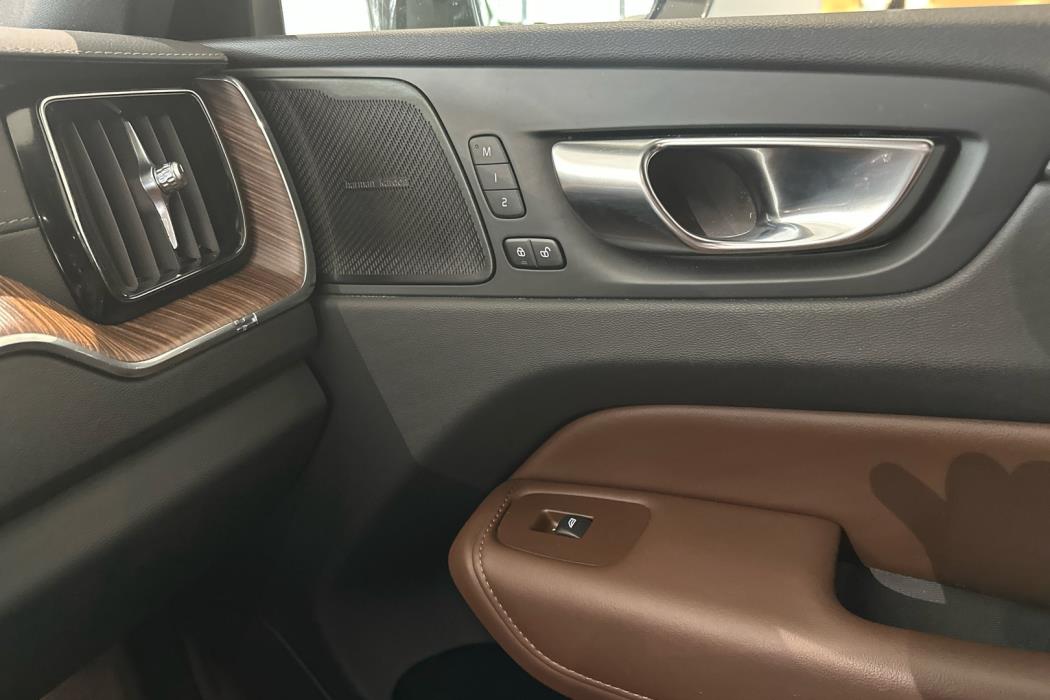 VOLVO XC60 2021