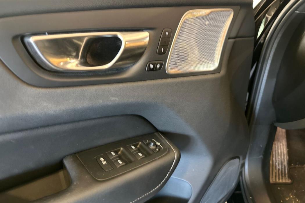 VOLVO XC60 2025