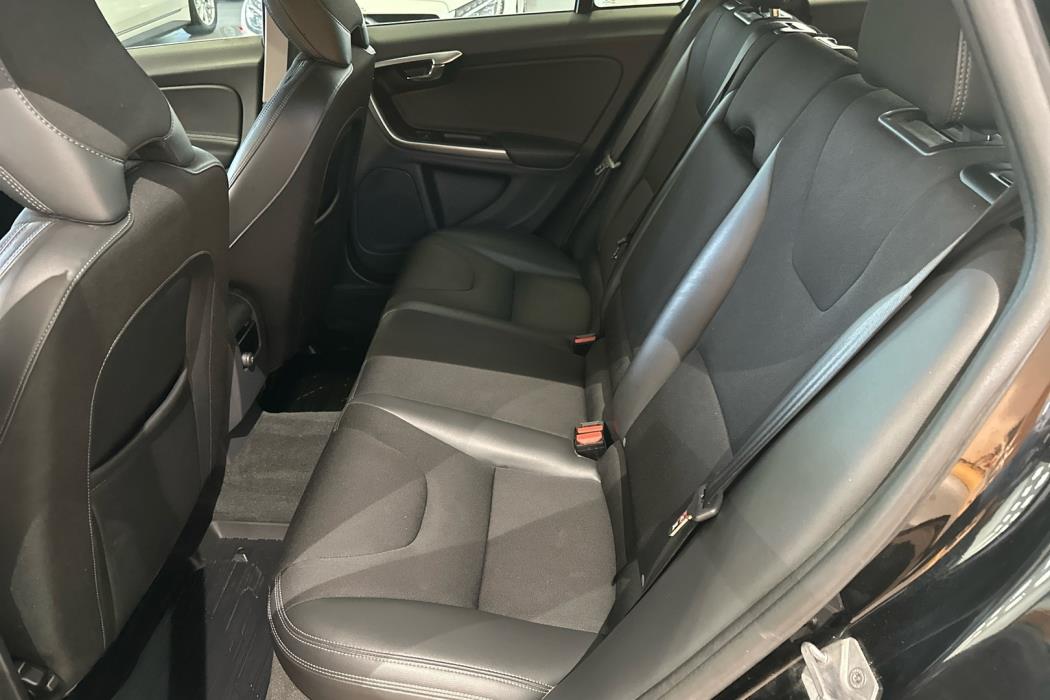 VOLVO V60 2016
