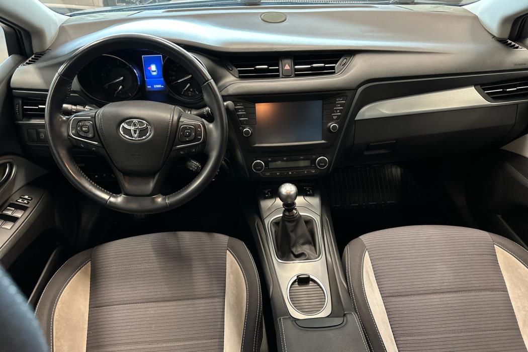 TOYOTA Avensis 2017