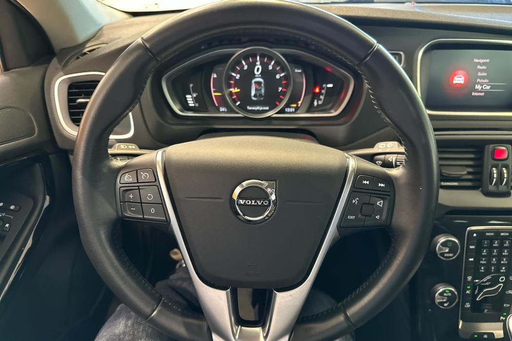 VOLVO V40 2018