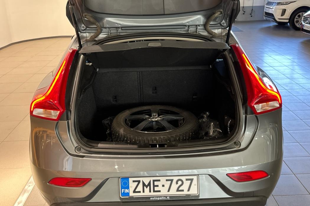 VOLVO V40 2018