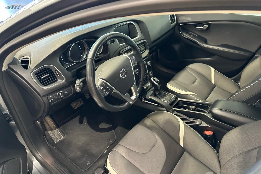 VOLVO V40 2018