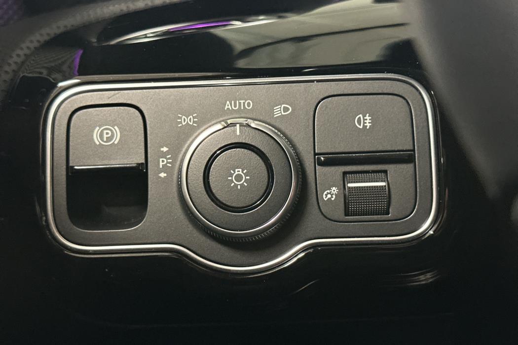 MERCEDES-BENZ A 2023