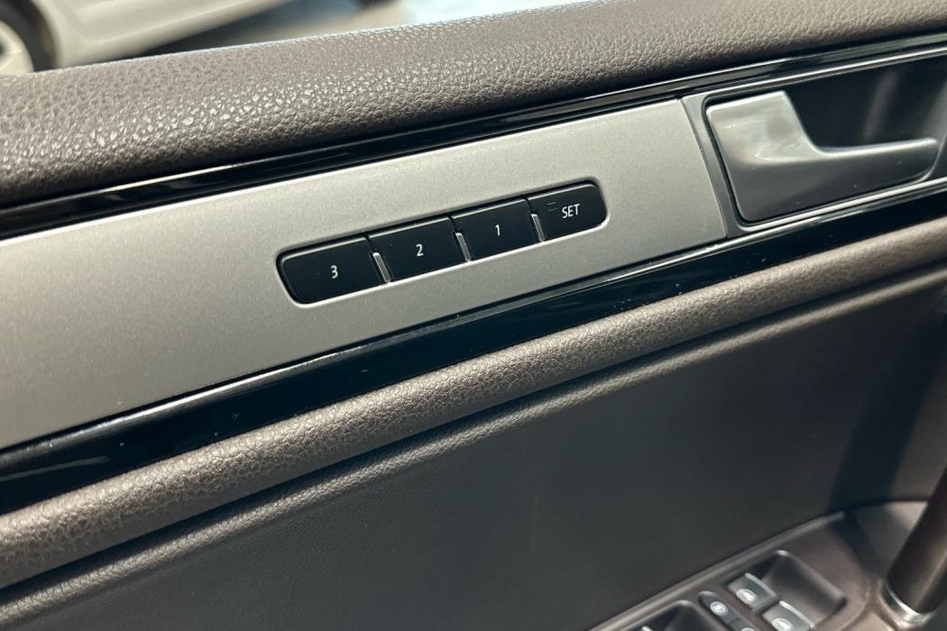 VOLKSWAGEN Touareg 2016