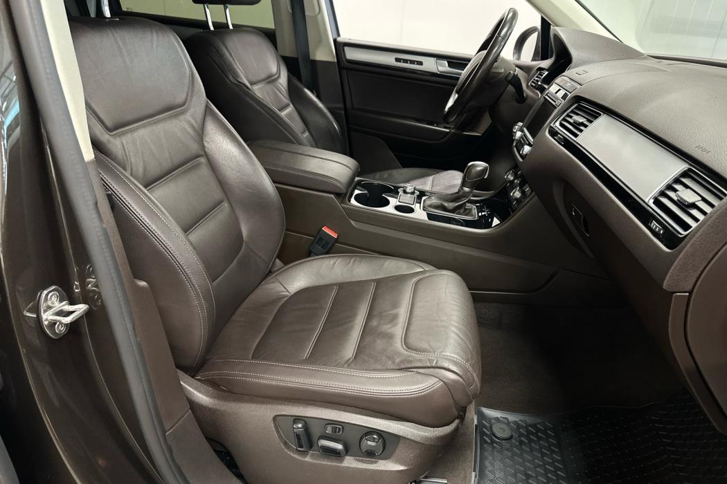 VOLKSWAGEN Touareg 2016