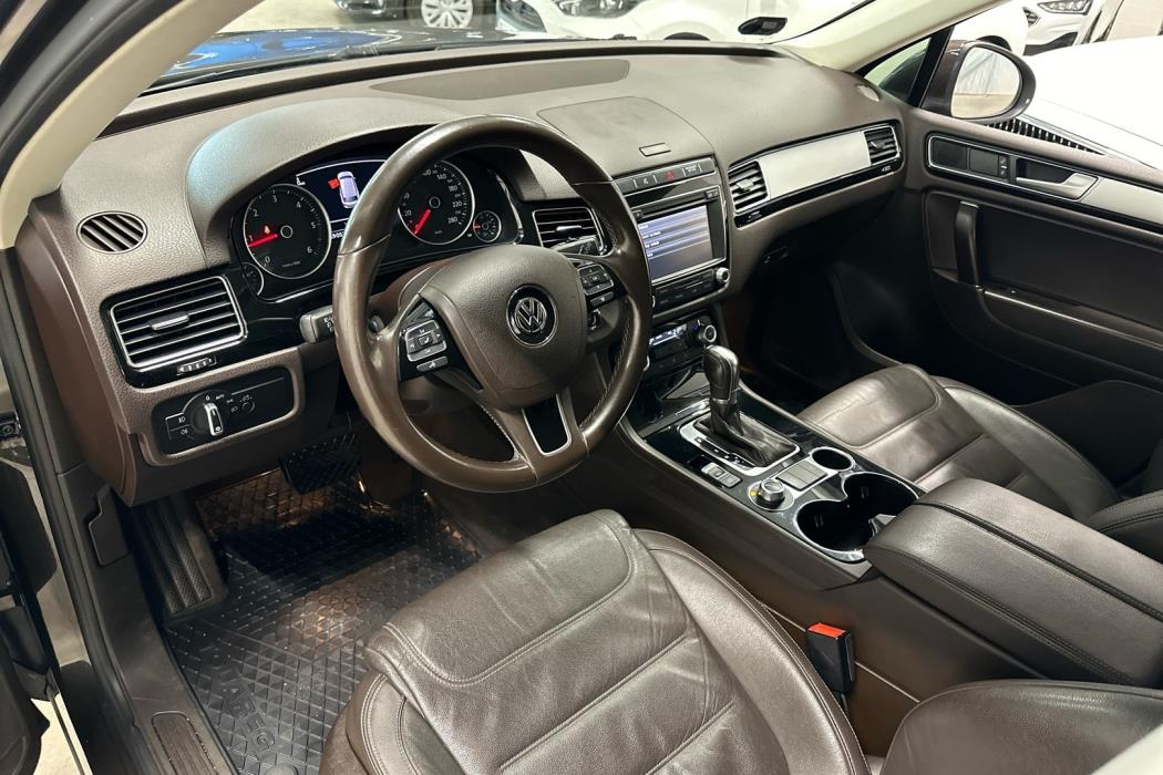 VOLKSWAGEN Touareg 2016