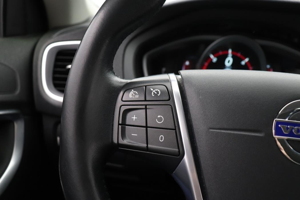 VOLVO V40 2015