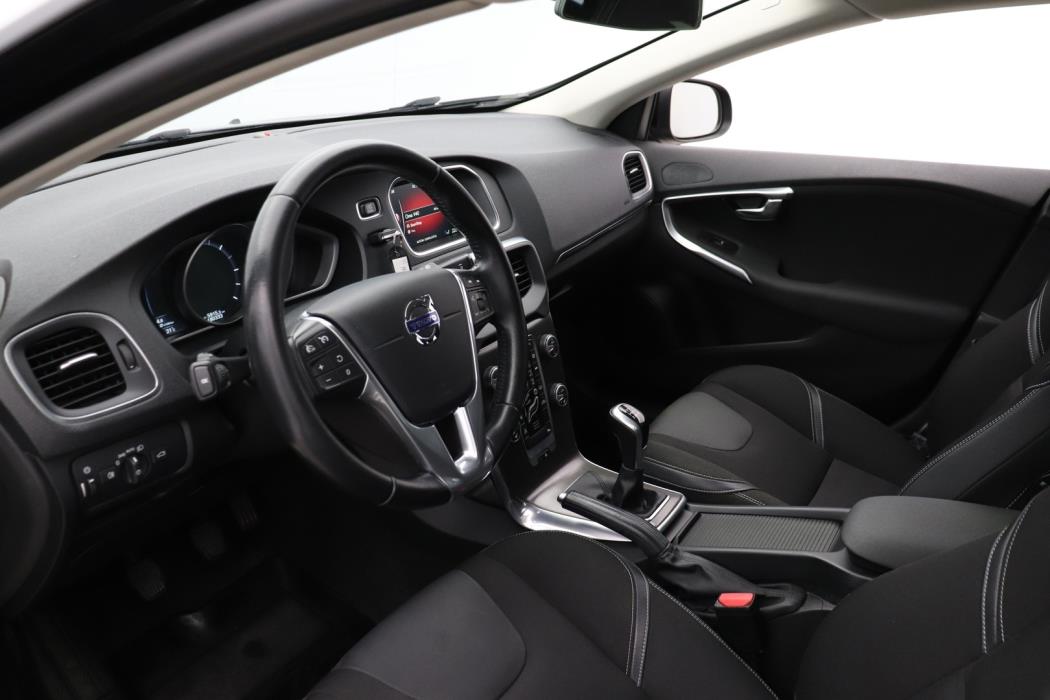 VOLVO V40 2015