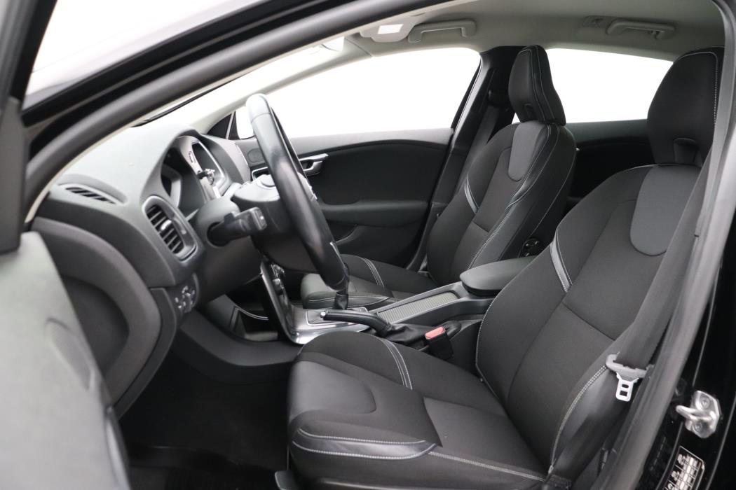 VOLVO V40 2015