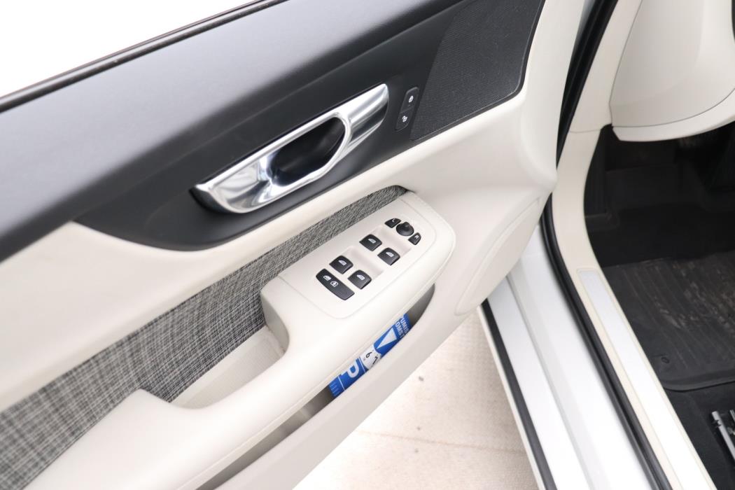 VOLVO V60 2020