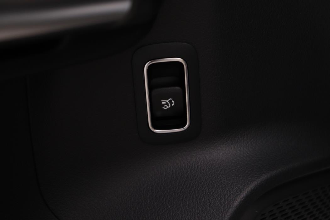 MERCEDES-BENZ EQA 2025