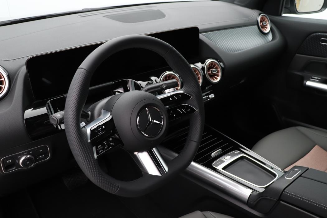 MERCEDES-BENZ EQA 2025