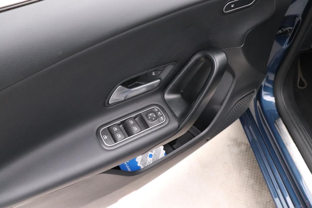 MERCEDES-BENZ A 2021