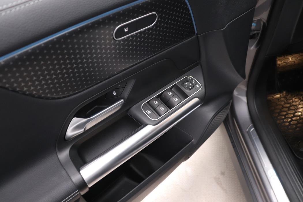 MERCEDES-BENZ EQA 2024