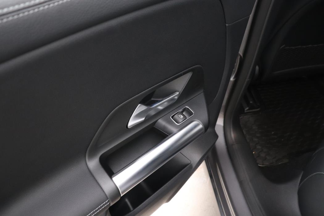 MERCEDES-BENZ EQA 2024