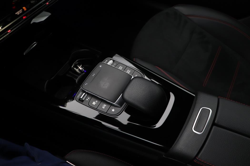 MERCEDES-BENZ A 2022