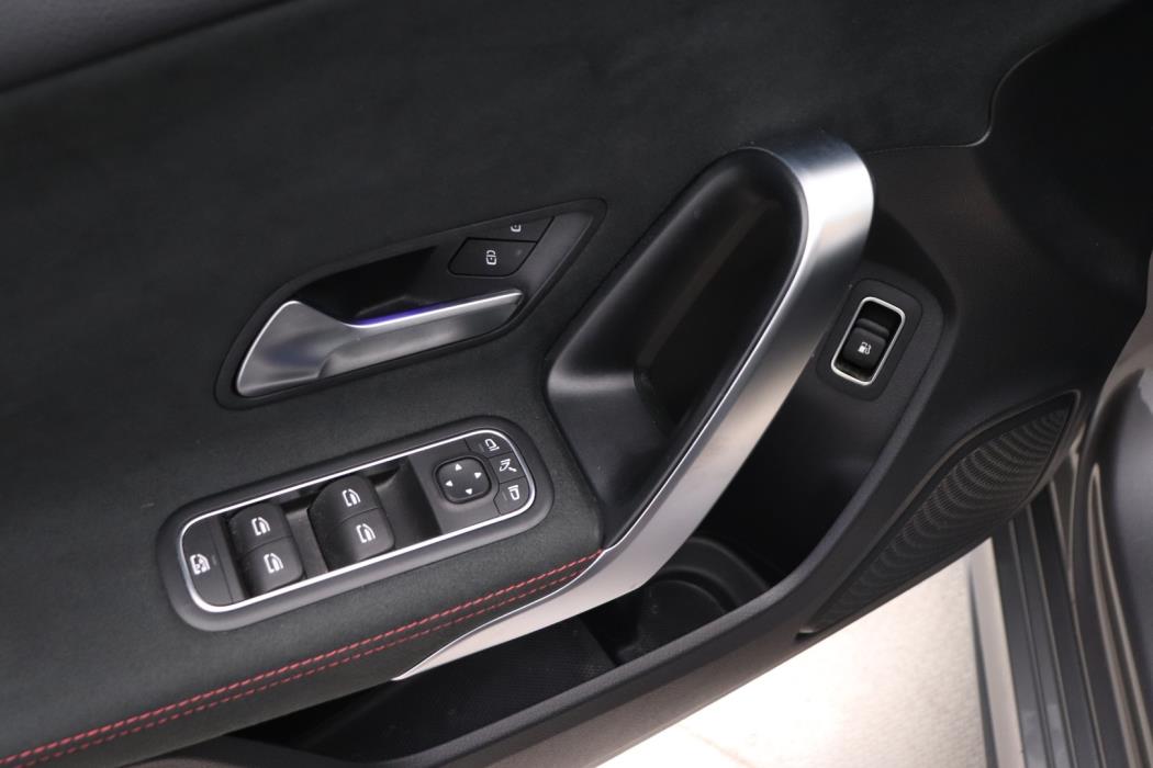 MERCEDES-BENZ A 2022