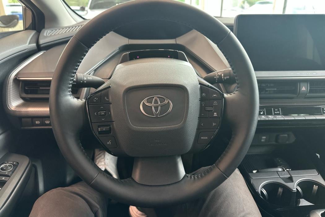 TOYOTA Prius Plug-in 2024