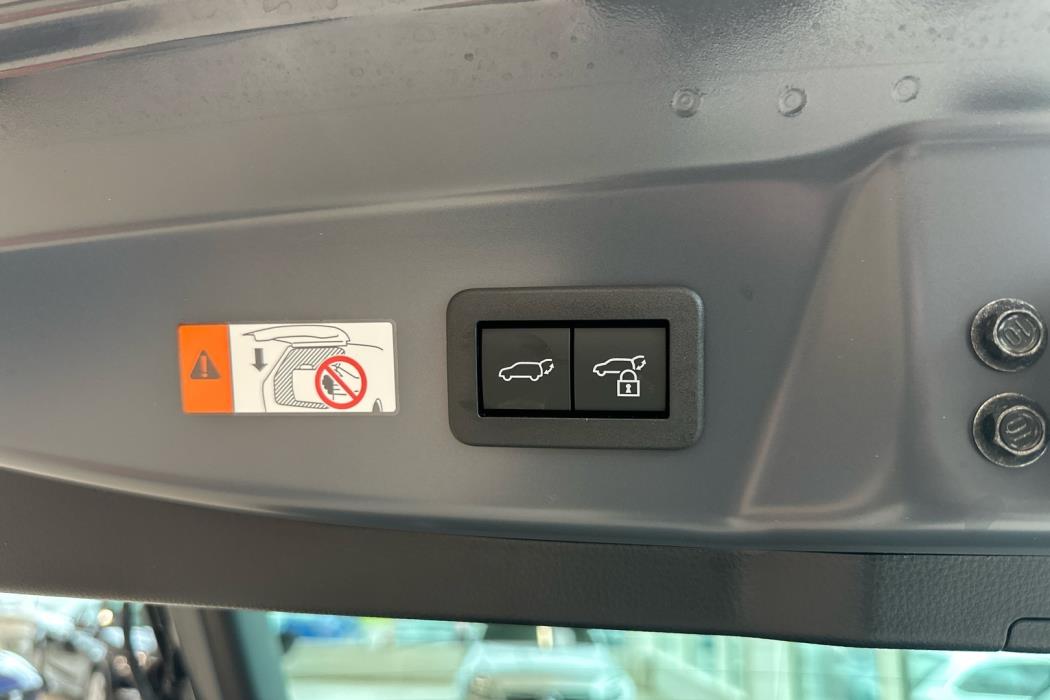 TOYOTA Prius Plug-in 2024