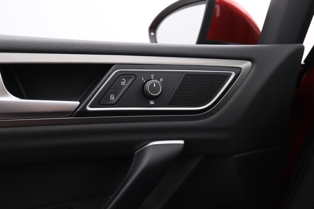 VOLKSWAGEN Golf Sportsvan 2015