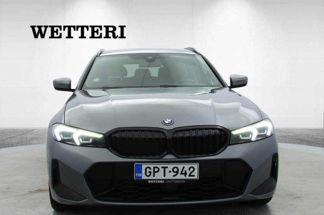 BMW 330 2023