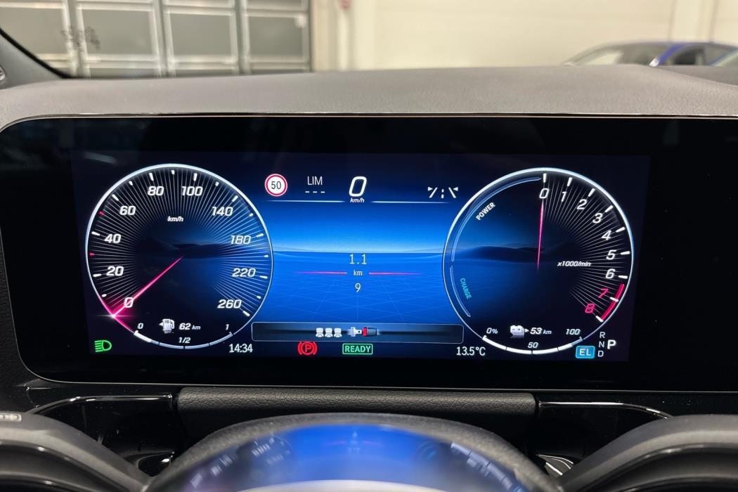 MERCEDES-BENZ GLA 2024