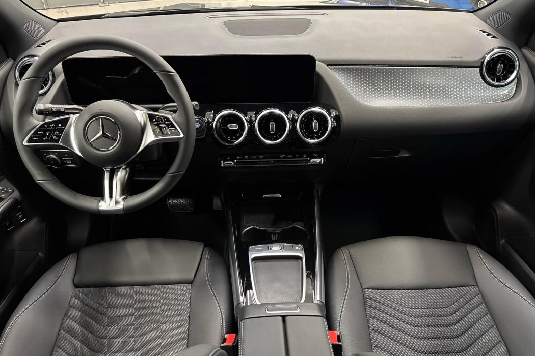 MERCEDES-BENZ GLA 2024