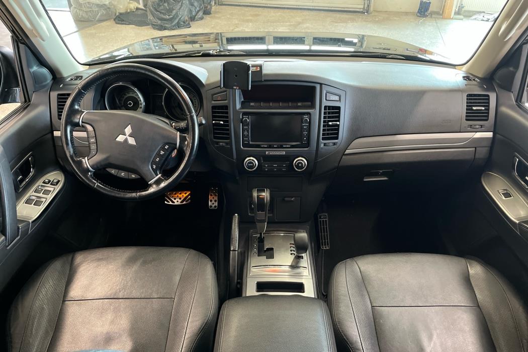 MITSUBISHI Pajero 2015