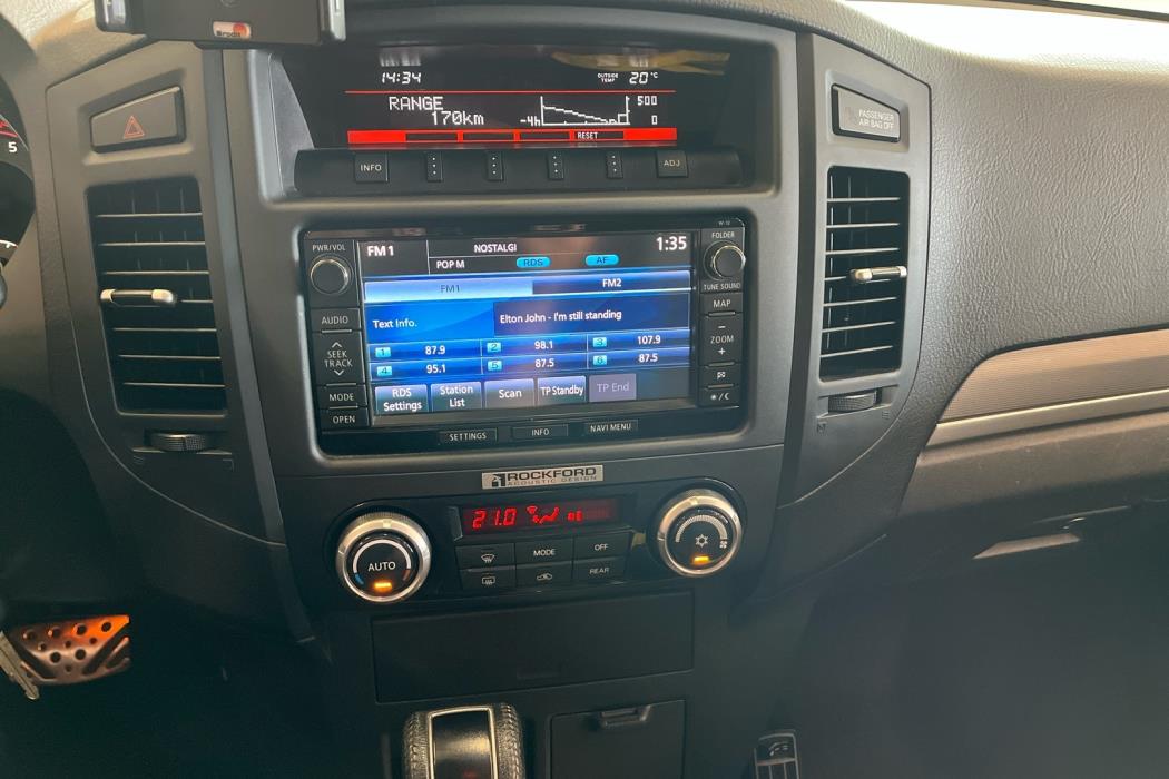 MITSUBISHI Pajero 2015