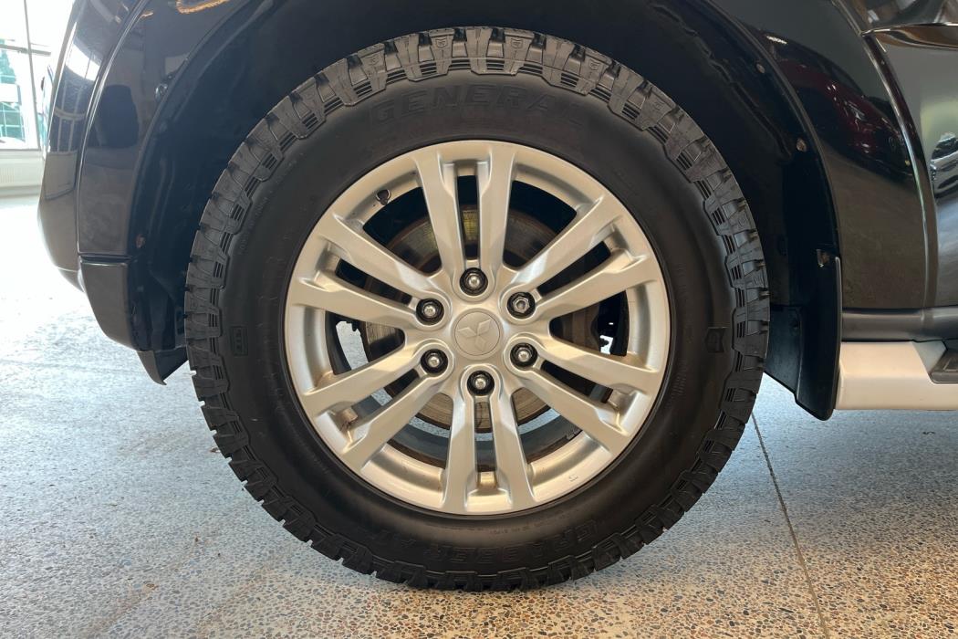 MITSUBISHI Pajero 2015