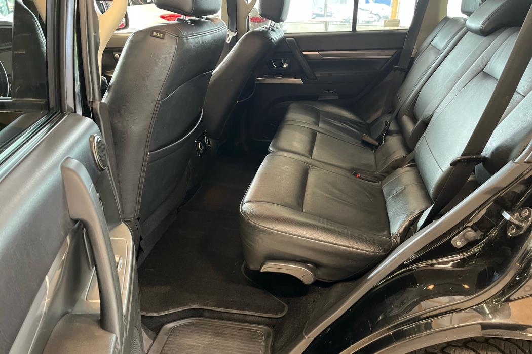 MITSUBISHI Pajero 2015
