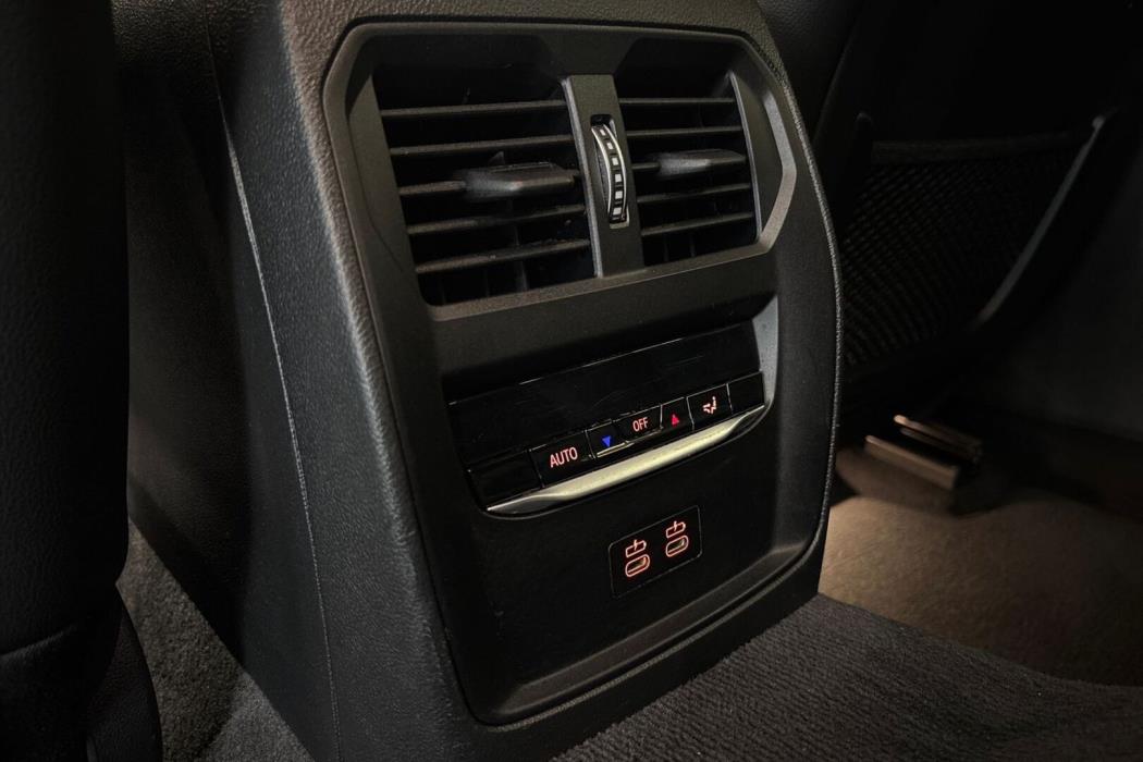 BMW 330 2023