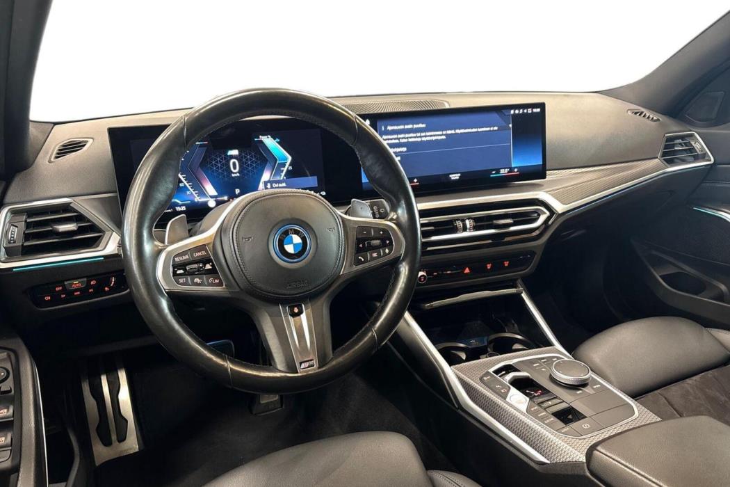 BMW 330 2023