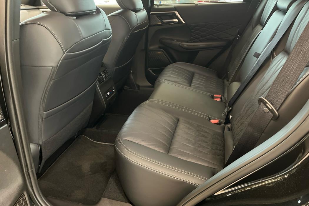 MITSUBISHI Outlander 2026