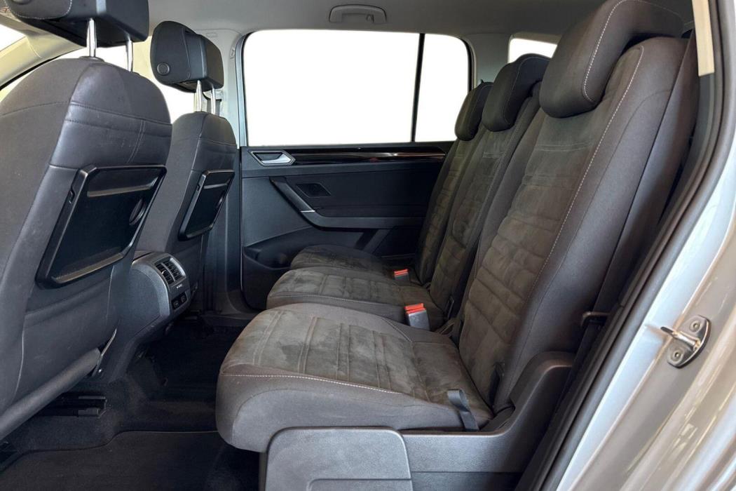 VOLKSWAGEN Touran 2016