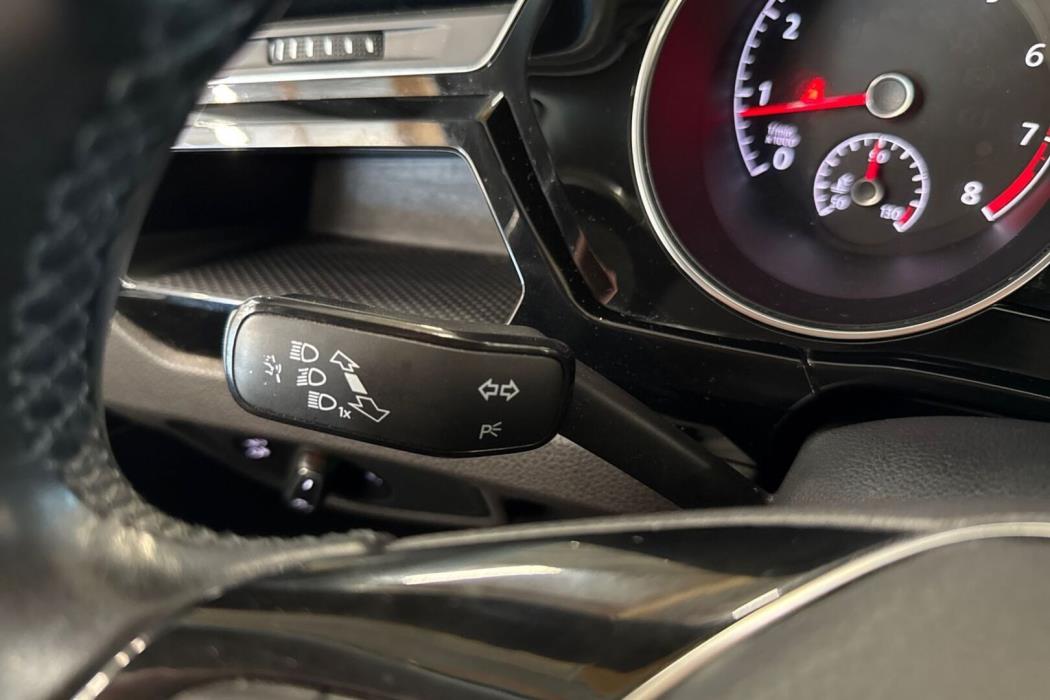 VOLKSWAGEN Touran 2016
