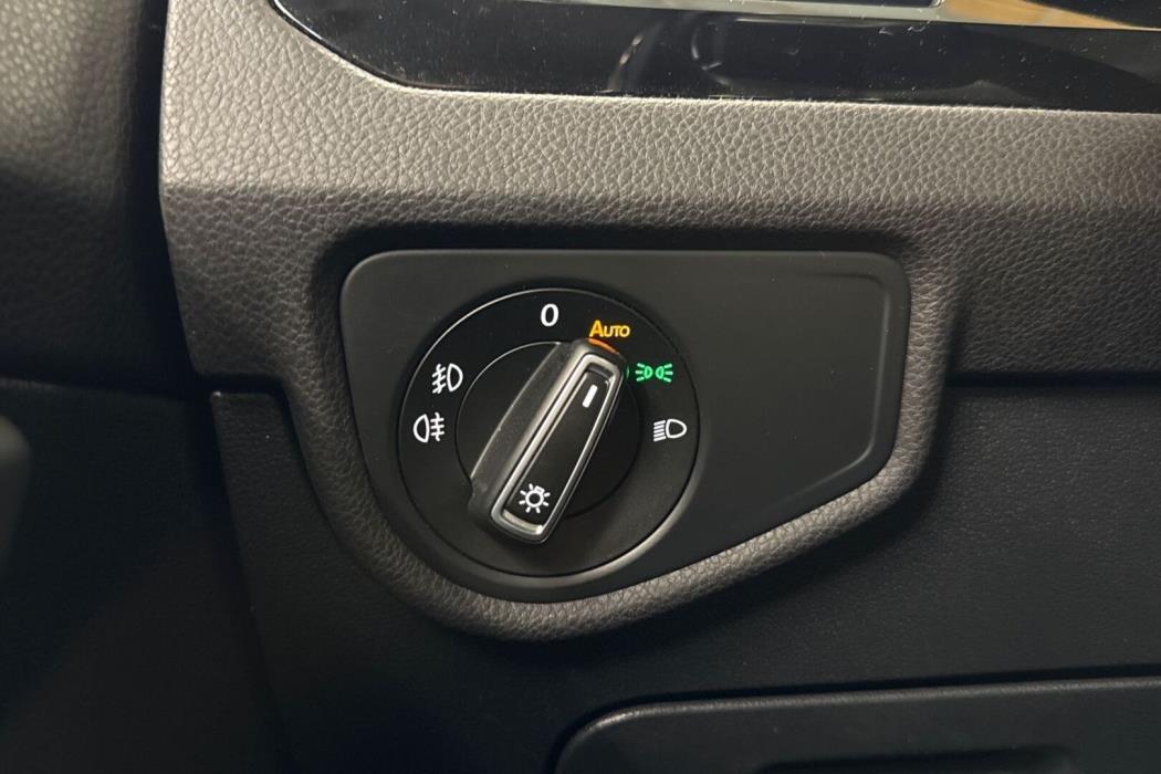 VOLKSWAGEN Touran 2016