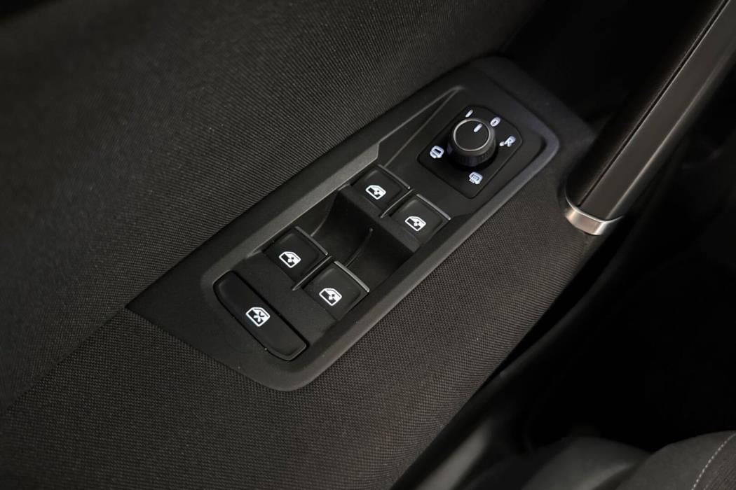 VOLKSWAGEN Touran 2016