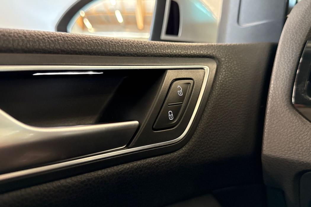 VOLKSWAGEN Touran 2016