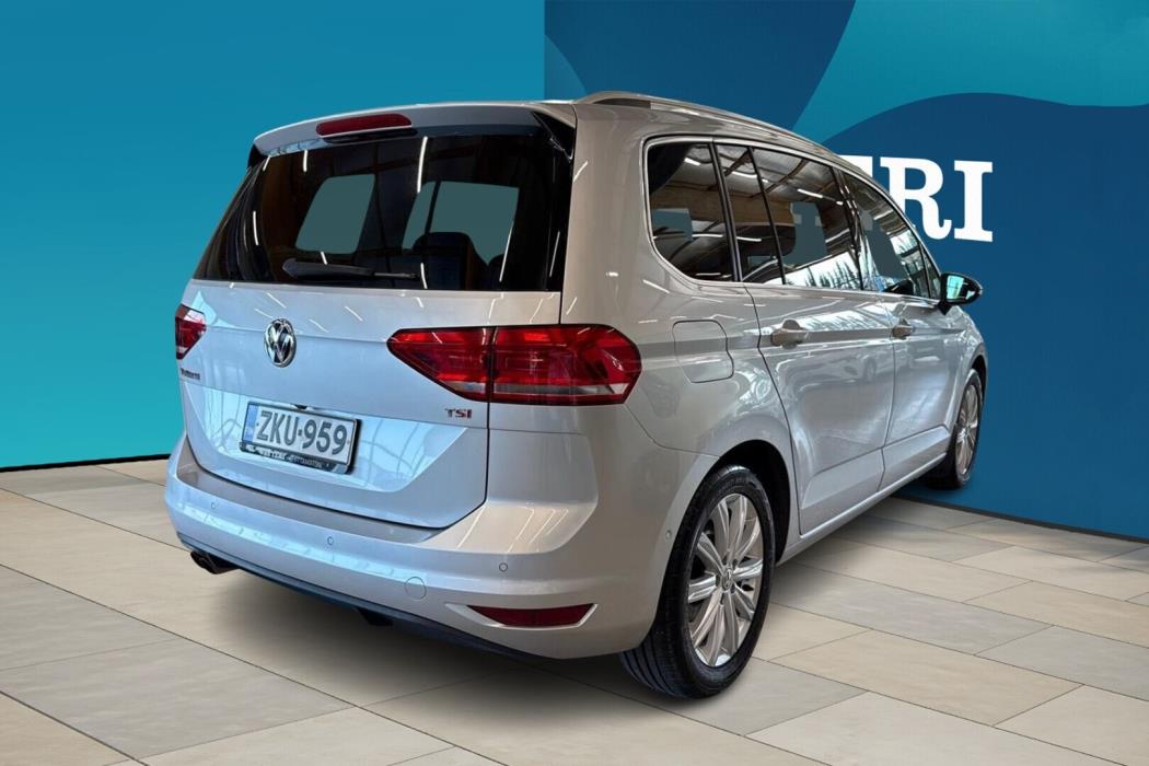 VOLKSWAGEN Touran 2016