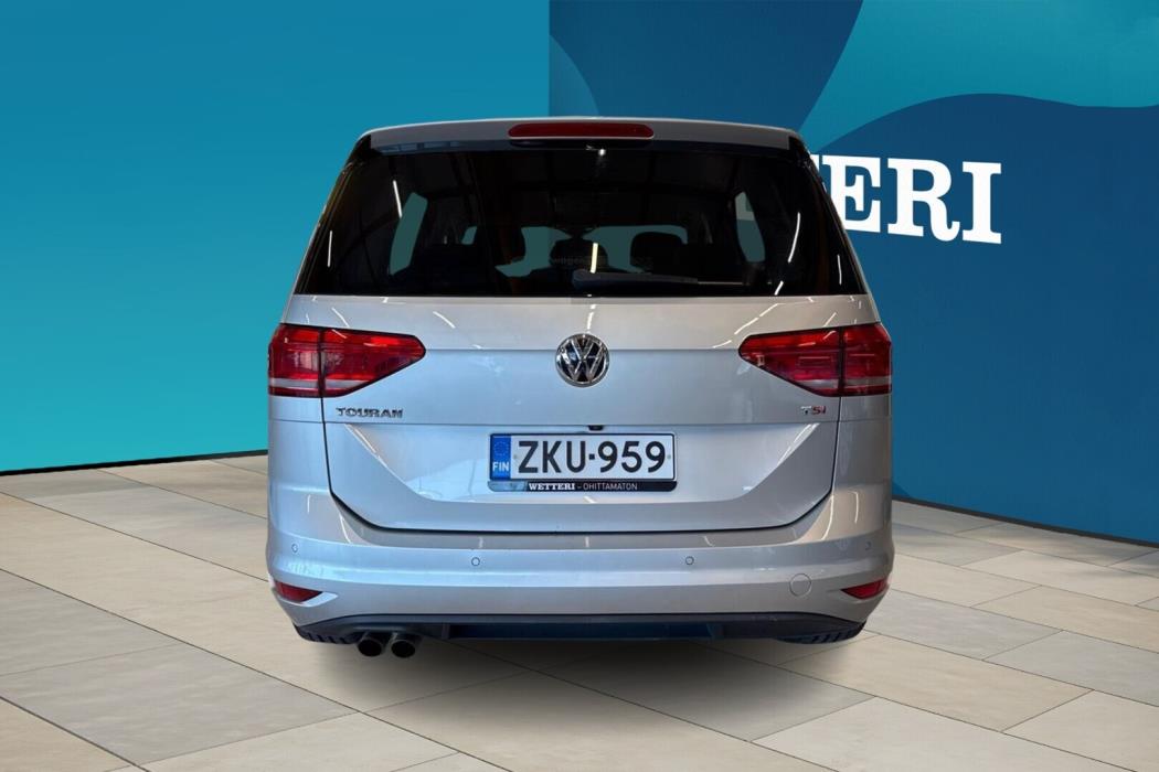 VOLKSWAGEN Touran 2016