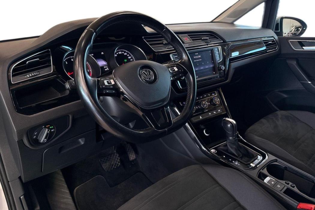 VOLKSWAGEN Touran 2016